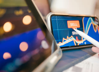 Trader multi-marchés qui examine les options Bitcoin, Ethereum et forex