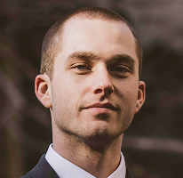 Thomas Whitfield, analyste en trading et expert du marché des cryptomonnaies, portrait.